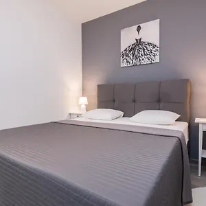 Star - Free Private Parking Apartment